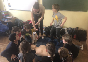dzieci podczas zajęć z pierwszej pomocy 23