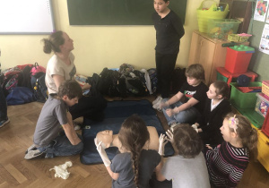 dzieci podczas zajęć z pierwszej pomocy 29