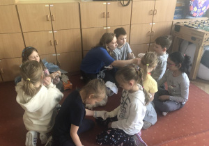 dzieci podczas zajęć z pierwszej pomocy 31