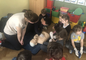 dzieci podczas zajęć z pierwszej pomocy 33