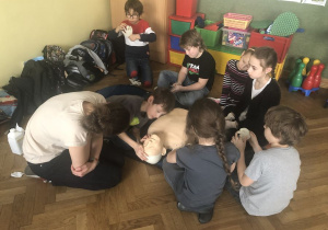 dzieci podczas zajęć z pierwszej pomocy 35
