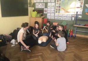 dzieci podczas zajęć z pierwszej pomocy 38