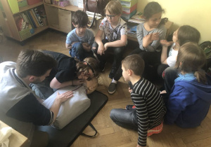 dzieci podczas zajęć z pierwszej pomocy 40