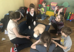 dzieci podczas zajęć z pierwszej pomocy 41
