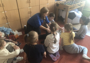 dzieci podczas zajęć z pierwszej pomocy 43