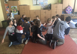 dzieci podczas zajęć z pierwszej pomocy 49
