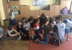 dzieci podczas zajęć z pierwszej pomocy 51