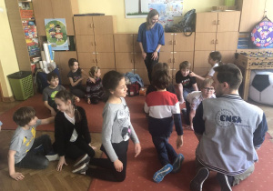 dzieci podczas zajęć z pierwszej pomocy 52