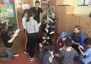 dzieci podczas zajęć z pierwszej pomocy 55
