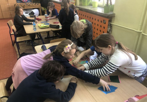 dzieci podczas obliczania powierzchni ringu 9