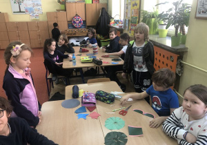 dzieci podczas obliczania powierzchni ringu 13