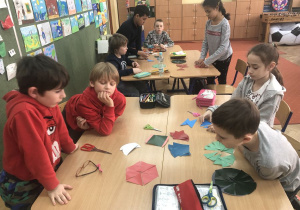 dzieci podczas obliczania powierzchni ringu 14