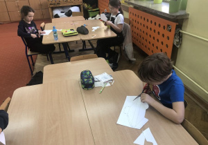 dzieci podczas zajęć badają bryły geometryczne 2