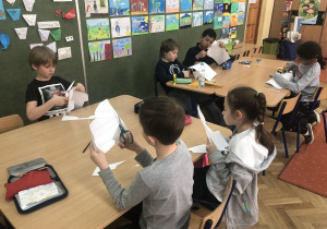 dzieci podczas zajęć badają bryły geometryczne 4