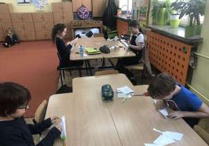 dzieci podczas zajęć badają bryły geometryczne 7
