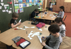dzieci podczas zajęć badają bryły geometryczne 8