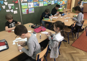 dzieci podczas zajęć badają bryły geometryczne 9