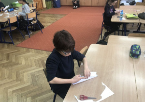 dzieci podczas zajęć badają bryły geometryczne 10