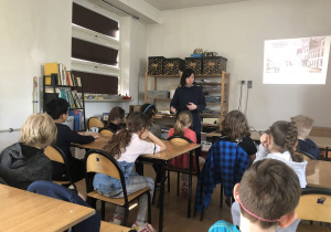 dzieci podczas zajęć w MDK Muranów 4