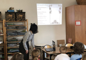 dzieci podczas zajęć w MDK Muranów 8