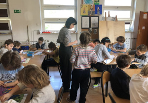 dzieci podczas zajęć w MDK Muranów 25