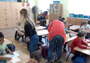 dzieci podczas realizacji projektu Drzewa 1