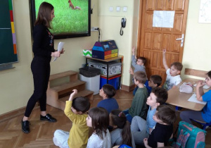 dzieci podczas realizacji projektu Drzewa 4