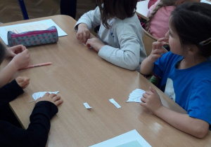 dzieci podczas realizacji projektu Drzewa 7