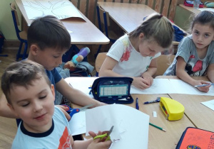 dzieci podczas realizacji projektu Drzewa 10