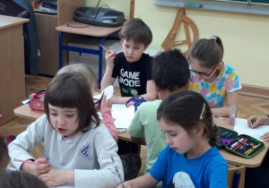 dzieci podczas realizacji projektu Drzewa 11