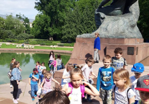 dzieci podczas wycieczki do parku 1