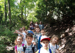 dzieci podczas wycieczki do parku 2