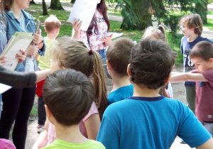 dzieci podczas wycieczki do parku 5