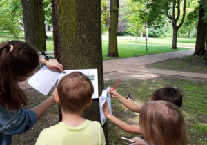 dzieci podczas wycieczki do parku 10