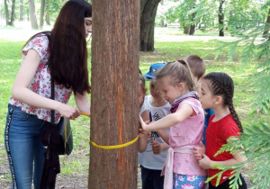 dzieci podczas wycieczki do parku 13