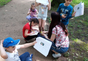 dzieci podczas wycieczki do parku 14