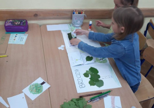 dzieci podczas realizacji projektu Drzewa 17