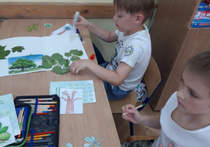 dzieci podczas realizacji projektu Drzewa 19