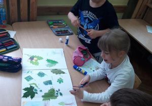 dzieci podczas realizacji projektu Drzewa 21