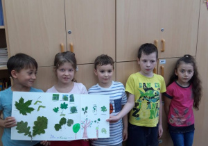 dzieci prezentują swoje prace 1
