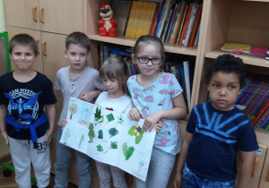 dzieci prezentują swoje prace 2