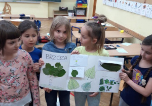 dzieci prezentują swoje prace 3