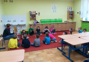dzieci słuchają głośnego czytania 1