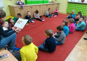 dzieci słuchają głośnego czytania 2