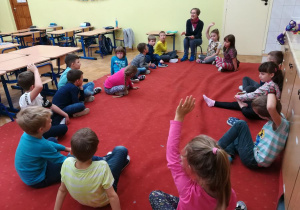 dzieci słuchają głośnego czytania 3