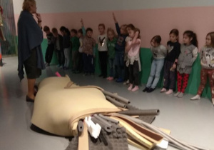 dzieci na wystawie sztuki 4
