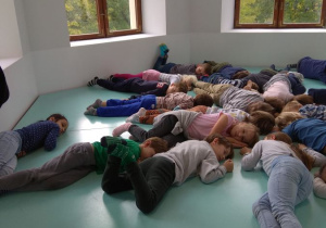 dzieci na wystawie sztuki 6