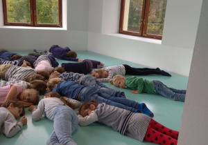 dzieci na wystawie sztuki 7