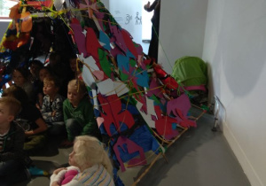 dzieci na wystawie sztuki 18