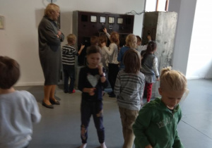 dzieci na wystawie sztuki 20